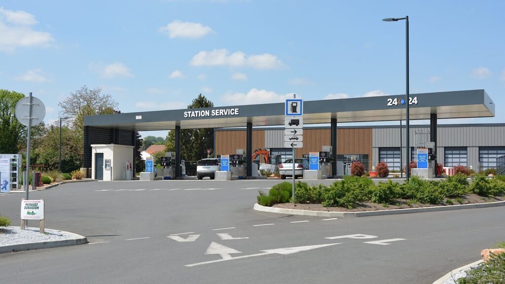 Station-service E.Leclerc de Bellerive-sur-Allier sous un ciel bleu, avec ses pompes à carburant sous l’auvent et le totem des prix à l’entrée