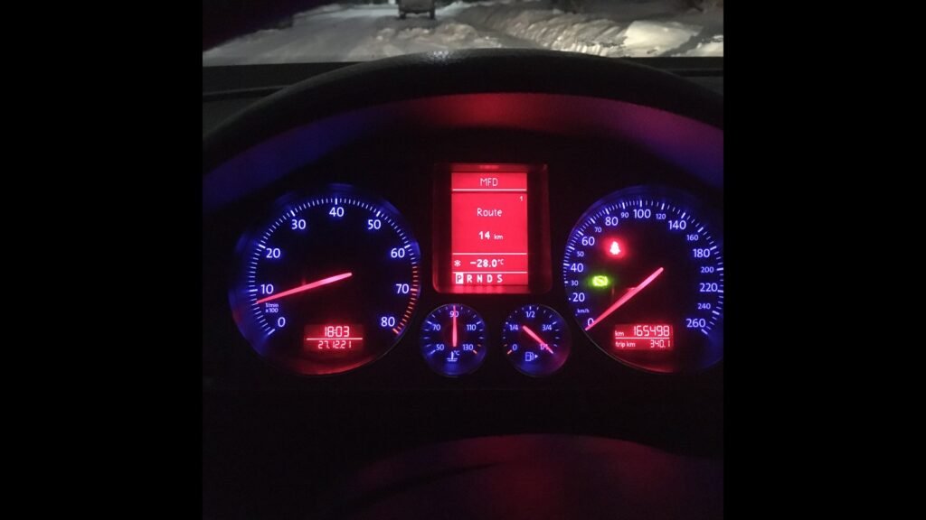 Tableau de bord d’une Volkswagen Passat B6 éclairé la nuit par grand froid, illustration de l’air chauffé et sec dans l’habitacle en hiver