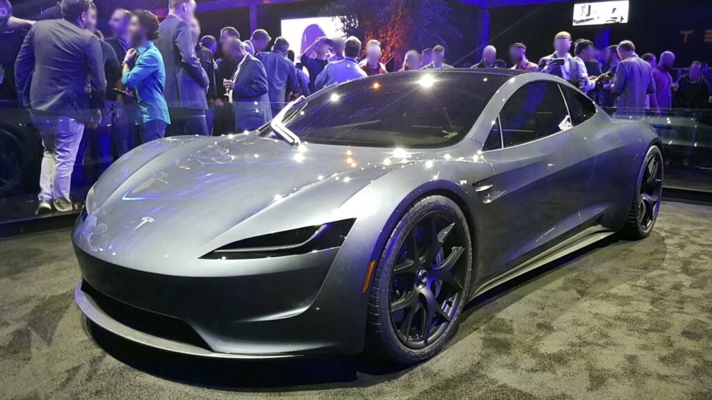 Prototype gris du Tesla Roadster de deuxième génération exposé lors de sa soirée de lancement en 2017, entouré de visiteurs
