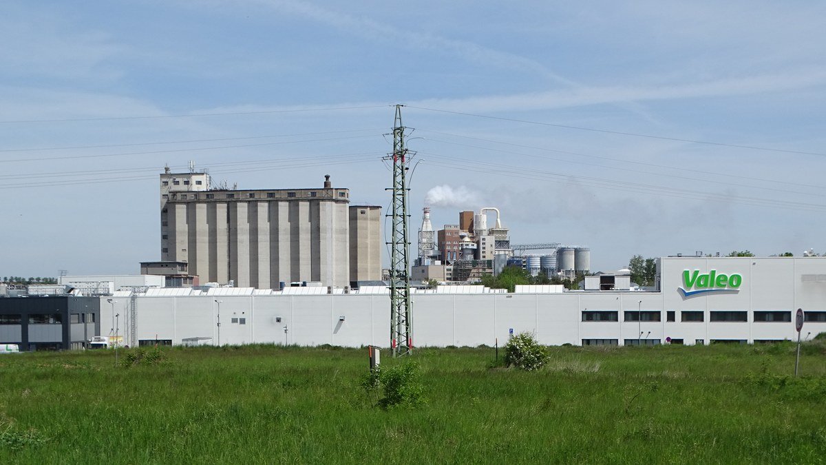 Usine de l’équipementier automobile Valeo à Rakovník (Tchéquie), bâtiment blanc avec logo Valeo, sous un ciel bleu