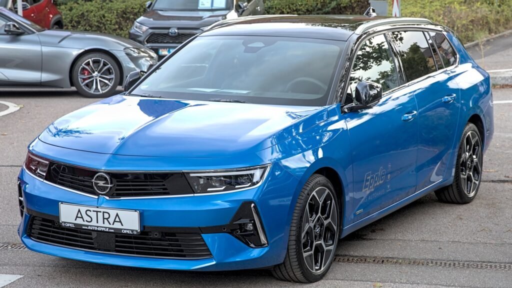 Break Opel Astra Sports Tourer bleu métallisé, silhouette basse allongée, photo d’illustration (Leonberg 2022), pas un modèle du Mondial 2026