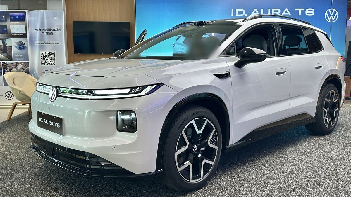 Volkswagen ID. AURA T6 blanc exposé dans un showroom en Chine, vue avant trois quarts