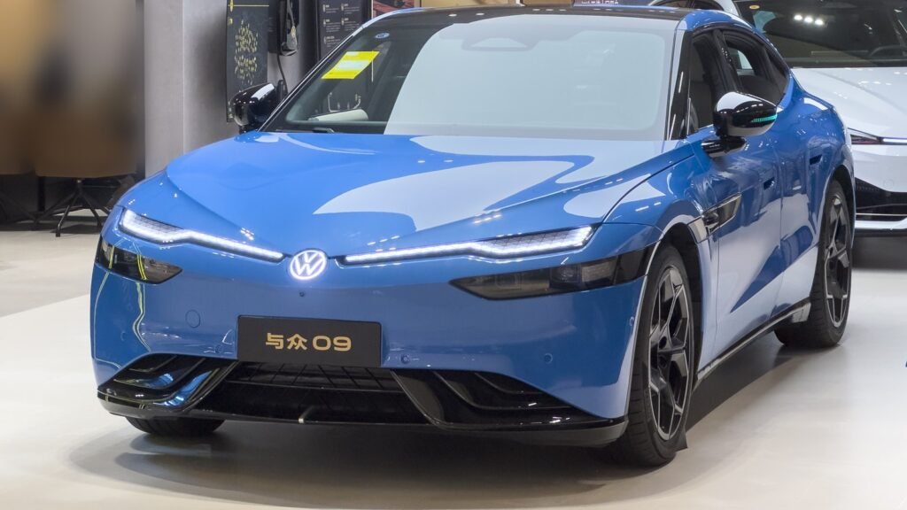 Berline électrique Volkswagen ID. UNYX 09 bleue exposée dans un showroom à Guangzhou, vue avant trois quarts