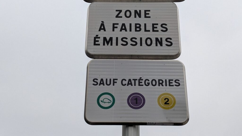 Panneau « Zone à faibles émissions » avec en dessous la mention « Sauf catégories » et les pastilles Crit’Air électrique, 1 et 2